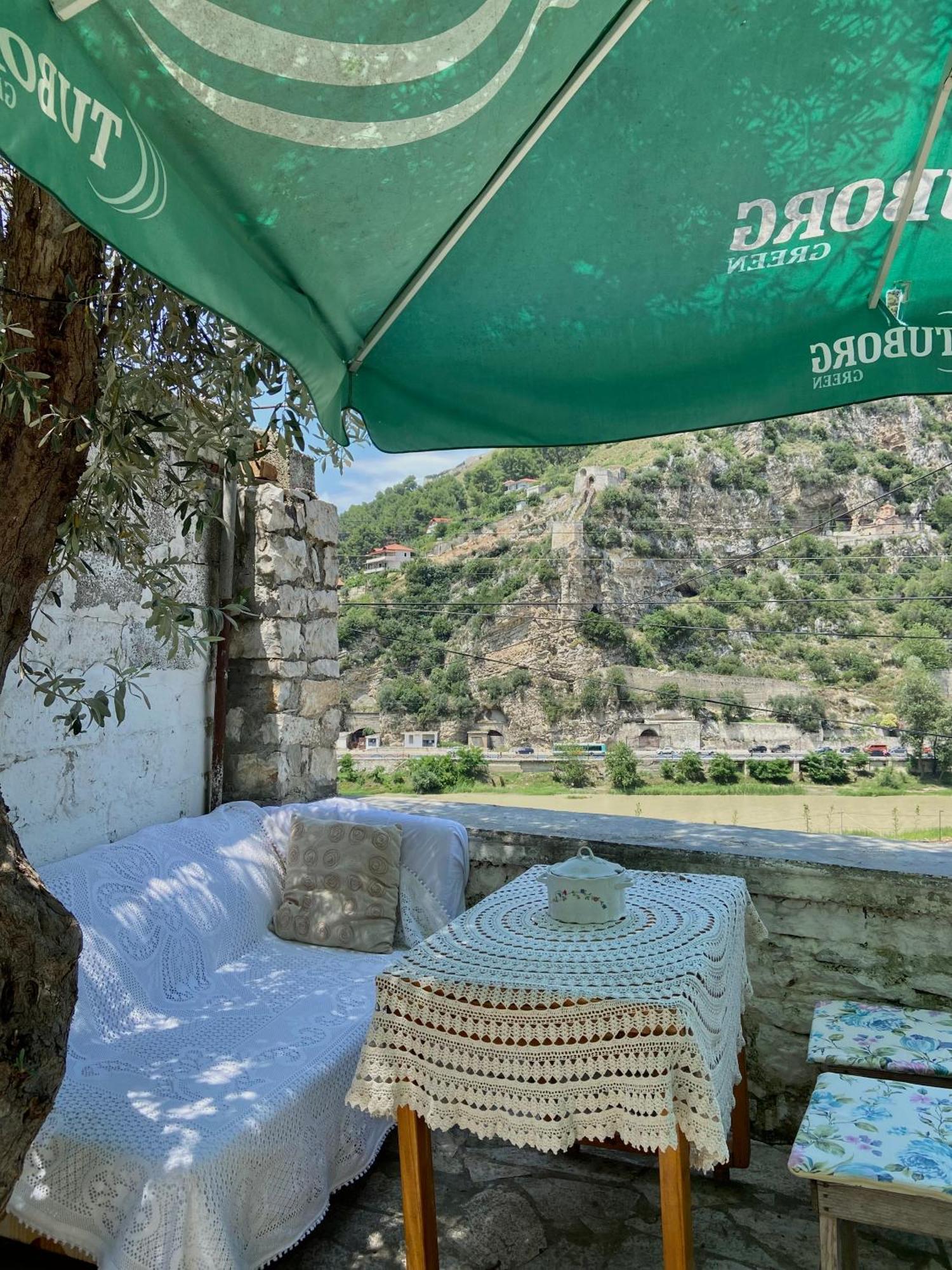 Teo'S Guest House Berat Esterno foto